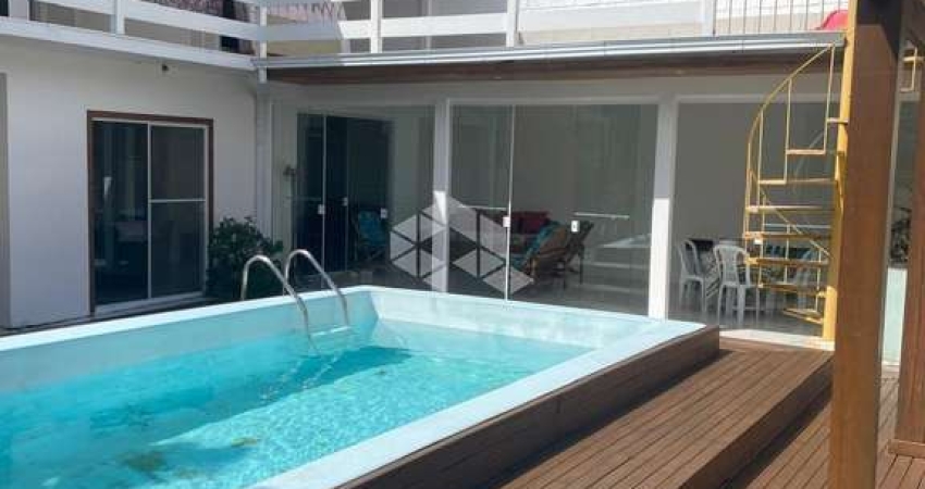 Casa à venda  poucos metros da Praia de Canasvieiras
