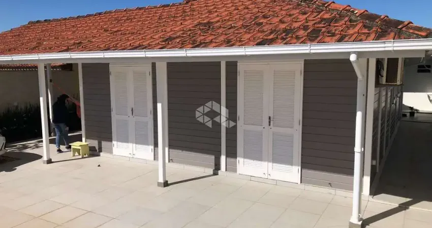 Casa à venda  com 3 dormitórios e piscina na Praia do Sonho - Palhoça / SC.