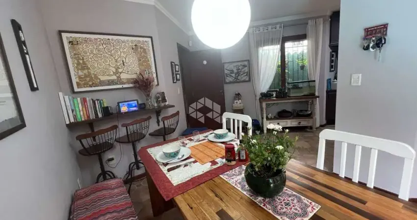 Casa à venda próxima à UFSC com 3 dormitórios (2 suítes) e área de lazer completa