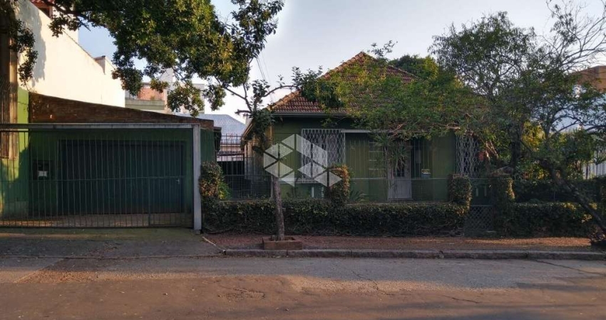 Residência de Alvenária 3 quarto, 338,5 m², e garagem p/4 carros na Azenha.