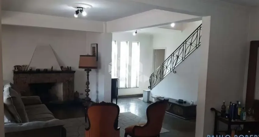 Aclimação,  sobrado para uso tanto comercial ou residencial, com cinco dormitórios e quatro vagas.