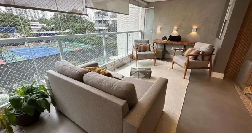 A venda apartamento mobiliado no Santo Amaro com 189 m², 4 dormitórios sendo 2 suites e 3 vagas