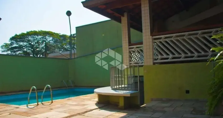 Sobrado à venda COM PISCINA, 412m² com 4 suítes e 8 vagas no Campo Belo, próximo ao metrô
