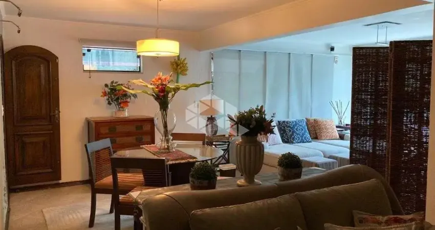 Sobrado à venda no Brooklin - 249m² com 2 suítes e 4 vagas de garagem