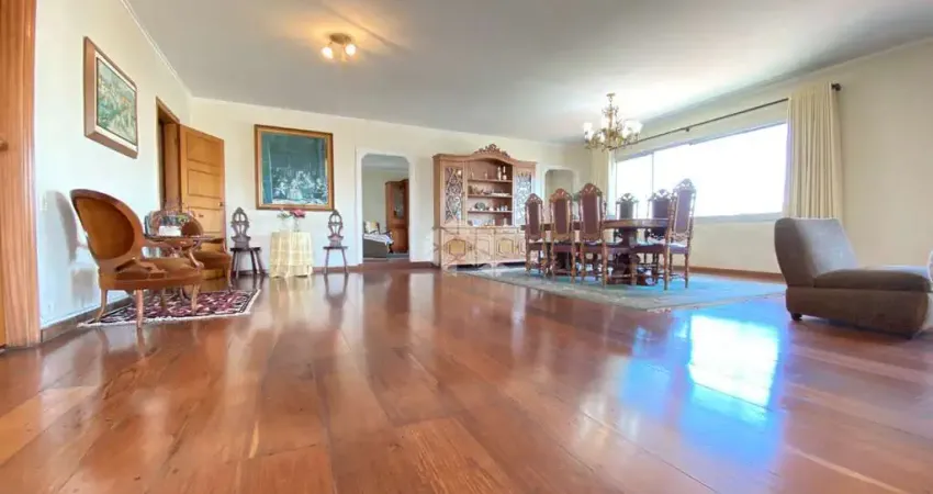 Apartamento amplo na aclimação, com vista para o parque, 3 quartos e 2 vagas de garagem.