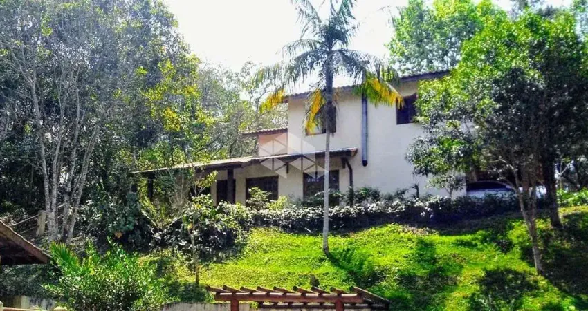 Casa a venda na Granja Vianna em condomínio seguro com portaria 24h, 260 m2
