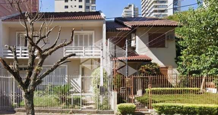 Casa no bairro petrópolis com 2 dormitórios, patio e edicula