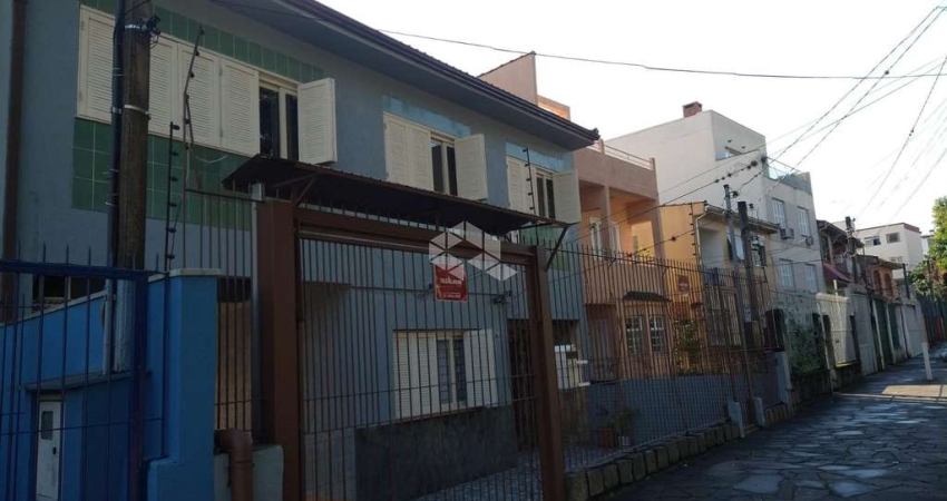 Casa 03 dormitórios,  2 pisos com terraço,1 suíte, 1 lavabo, 2 banheiros, com vaga para 08 carros,