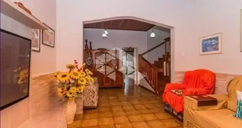 Casa 03 dormitórios,  2 pisos com terraço,1 suíte, 1 lavabo, 2 banheiros, com vaga para 08 carros,