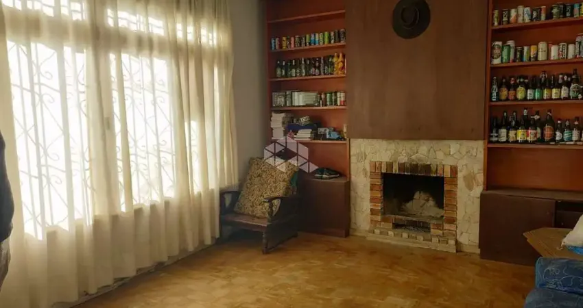 Casa de 3 dormitórios, terreno de esquina no Menino Deus próximo ao Hospital Mãe de Deus