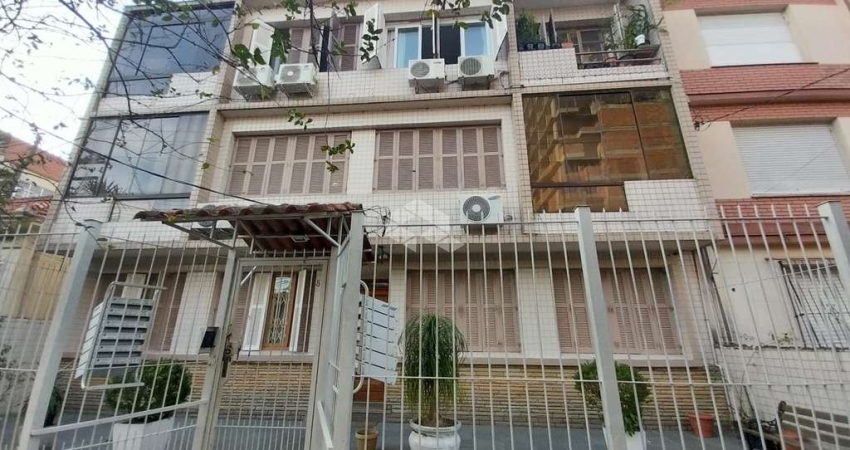 Apartamento de dois dormitórios, mais dois banheiros e boa localização no bairro