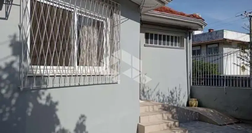 Casa de esquina, bairro medianeira ,  03 dormitórios ,90,00m² área privativa.