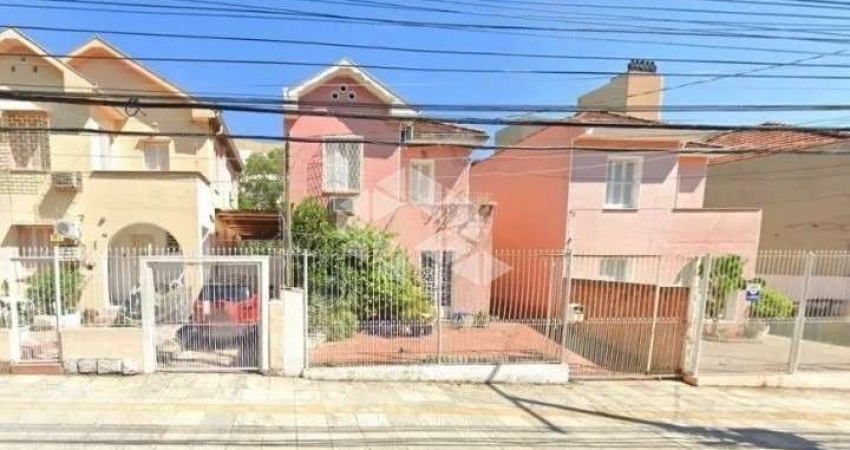 Casa  em Terreno c/  9,20 de frente x  44,50 de frente a fundos no Menino Deus