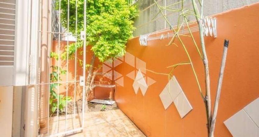 Apartamento com  dois dormitórios térreo com  2 pátios no Bairro Menino Deus