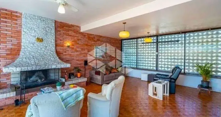 Casa com 4 dormitórios e suites, com vista para o Guaiba