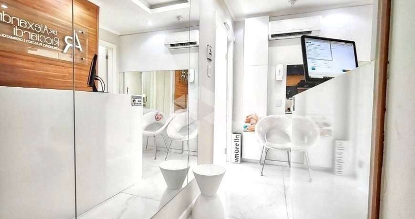 Sala transformada em colsutório médico, semi mobiliada com vaga de gagaragem