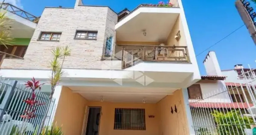 Sobrado semi mobiliado com 3 dormitórios (1 suíte com hidro) - Rua tranquila próximo à orla de Ipanema