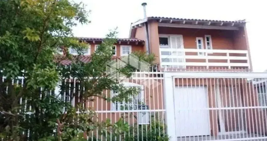 Casa sobrado  com 4 dormitorios e amplo pátio com piscina!