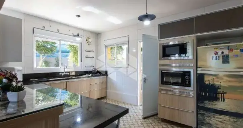 Casa (estilo sobrado) de 148 m² com 3 dorm/quartos bairro medianeira