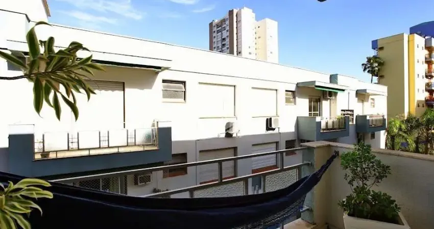 Apartamento com dois dormitórios, sacada e dependencia de empregada