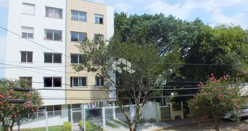 Apartamento dois dormitórios com suite e garagem, em frente a praça