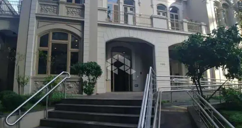 Sala comercial de alto nível, ampla, em andar alto com vista, vaga de garagem rotativa, em local nobre e de fácil acesso.