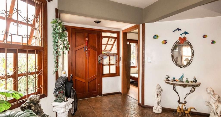 Casa Comercial no bairro Santana com área total de 217M2 e privada com 180M2, 8 espaços na parte superior e 6 na parte inferior.
