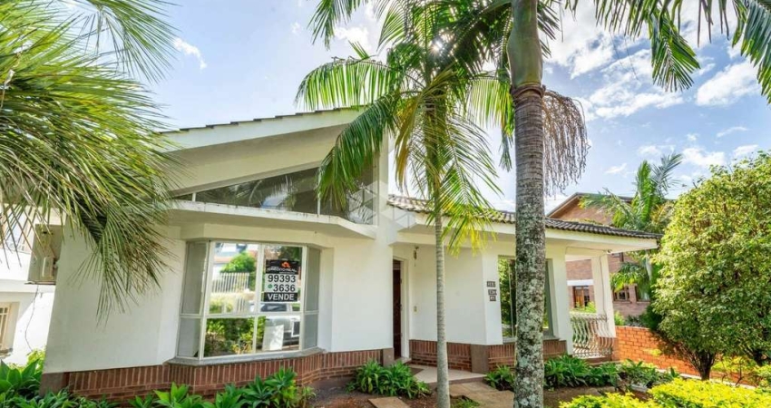 Casa no Condomínio Cantegril, Viamão, com 4 dormitórios, 5 banheiros, 3 vagas de garagem e área privativa de 300M2.