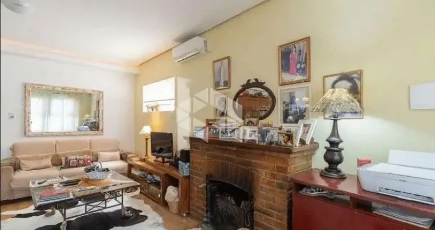 Casa de veraneio, plana, espaçoso living com lareira, 1 dormitório, banheiro social, cozinha.