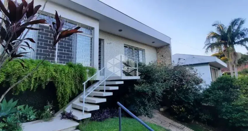 Casa com  piscina, churrasqueira em rua calma e arborizada