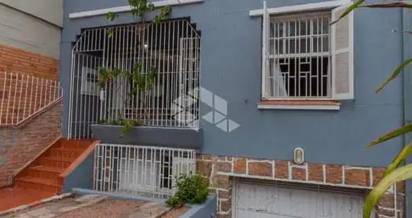 Casa de 300 m2º muito bem localizada! Bairro Petrópolis.