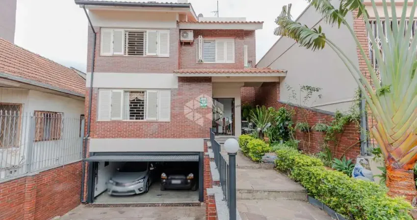 Casa com 4 dormitórios com suíte no bairro cristo redentor em porto alegre.