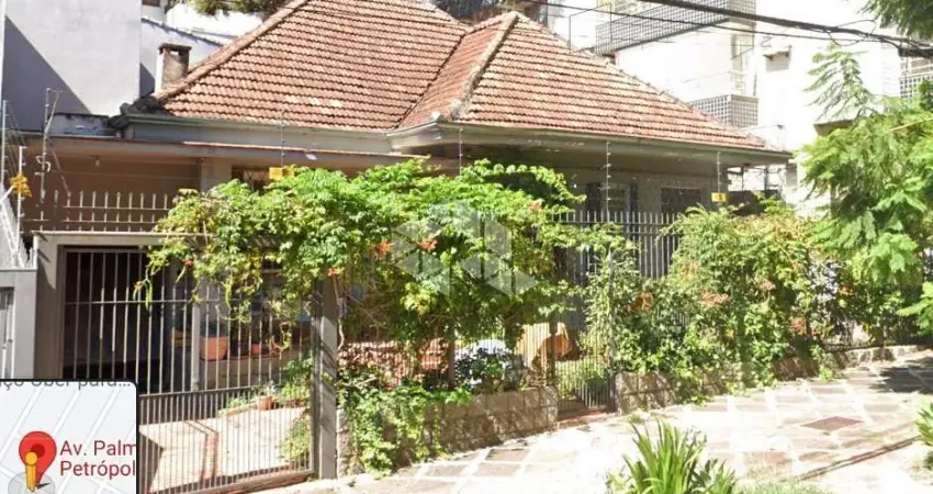Casa com 3 dormitórios e 1 vaga no bairro Petrópolis