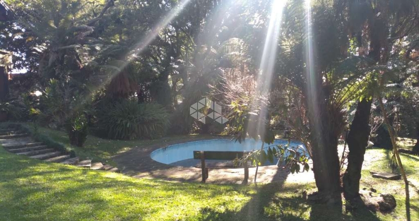 ÁREA 5.550m2 de terreno em canela. Casa com 6 dormitórios, suite, area de lazer.