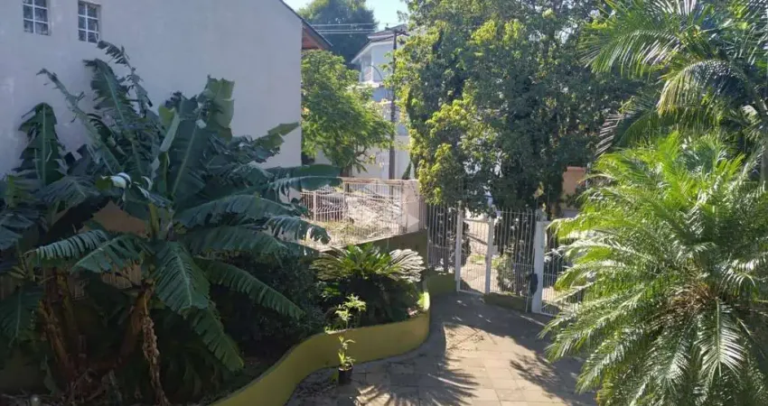 CASA   4 dormitórios, 1 suite, 4 vagas de garagens, patio, piscina.