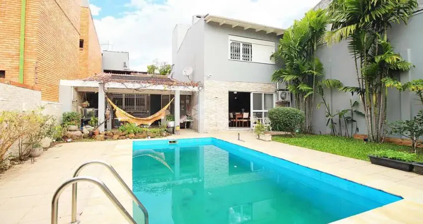 Casa com piscina, 3 dormitórios, sendo 2 suites e 2 vagas no bairro Três Figueiras