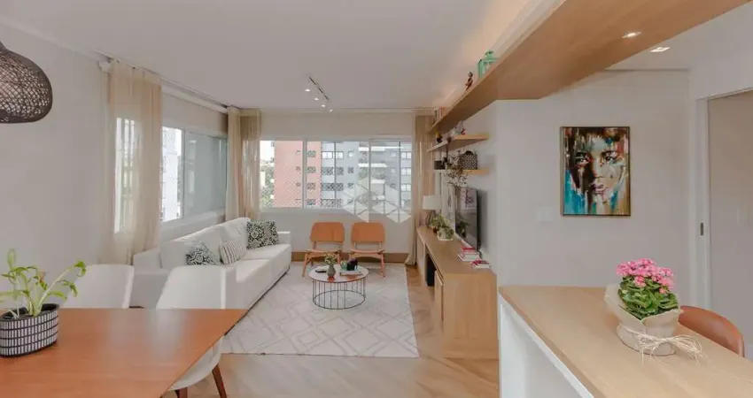 Apartamento com 2 dormitórios, sendo 1 suíte e 2 vagas no bairro Passo da Areia