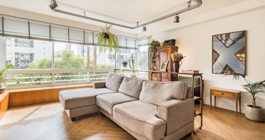 Apartamento no Petrópolis com 2 quartos, sendo duas suítes, 2 vagas, churrasqueira, reformado e edifício com infra completa.