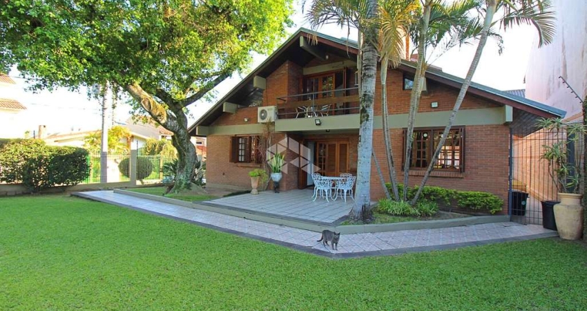 Casa com 309m² e 3 dormitórios no bairro Ipanema em PORTO ALEGRE