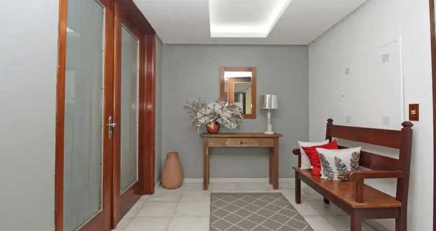 Baixou o valor. MOINHOS DE VENTO apartamento 3 dormitórios com depedencia. 1 vaga coberta. Elevador.