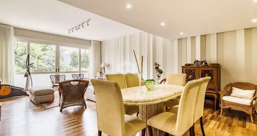 Excelente e amplo apartamento com 195m² privativos, sendo 3 dormitórios, suíte, lavabo, sacada, living 3 ambientes, muito sol, vaga no bairro Moinhos