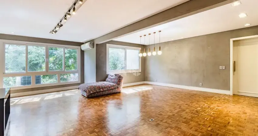 Apartamento com 3 dormitórios, sendo 1 suíte e 2 vagas no bairro Moinhos de Vento