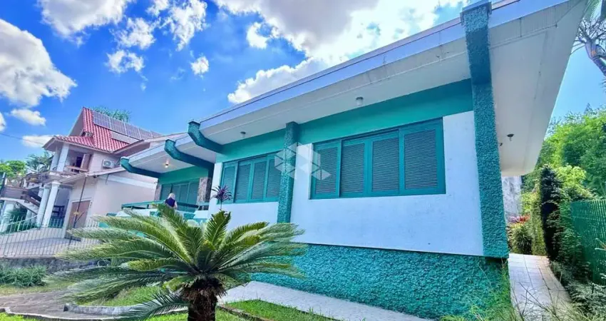 Casa 3 dormitórios, 202 metros quadrados, suíte, 3 banheiros, 2 vagas, no bairro Guarani, em Novo Hamburgo.
