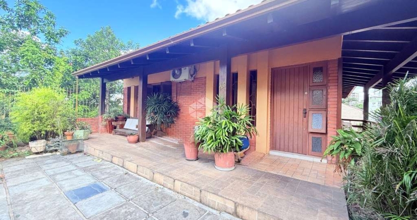 Casa Ampla em Região Nobre - 3 Quartos, 2 Salas, Garagem com Churrasqueira.