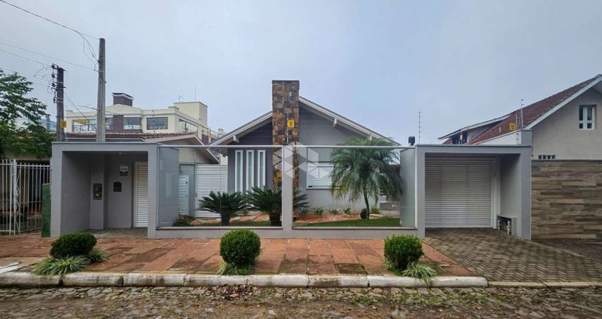Casa moderna, ampla, com 3 suítes, área gourmet completa, piscina e 4 vagas cobertas no bairro Rio Branco - Novo Hamburgo.