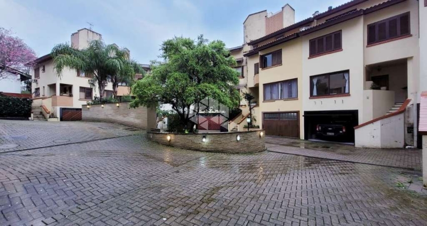 CCasa mobiliada em condomínio, portaria fechada, 4 quartos, 2 suítes, 5 banheiros.