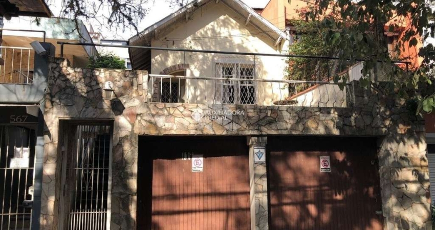 Petrópolis, casa térrea, terraço, 3 Quartos(2 suites), 3 banheiros, piscina, 2 vagas