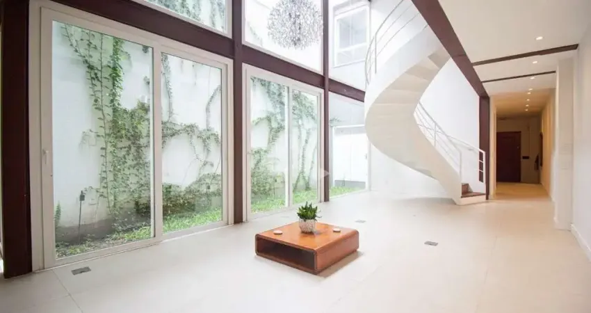 Casa reformada de 4 quartos e 2 vagas no bairro Centro Histórico