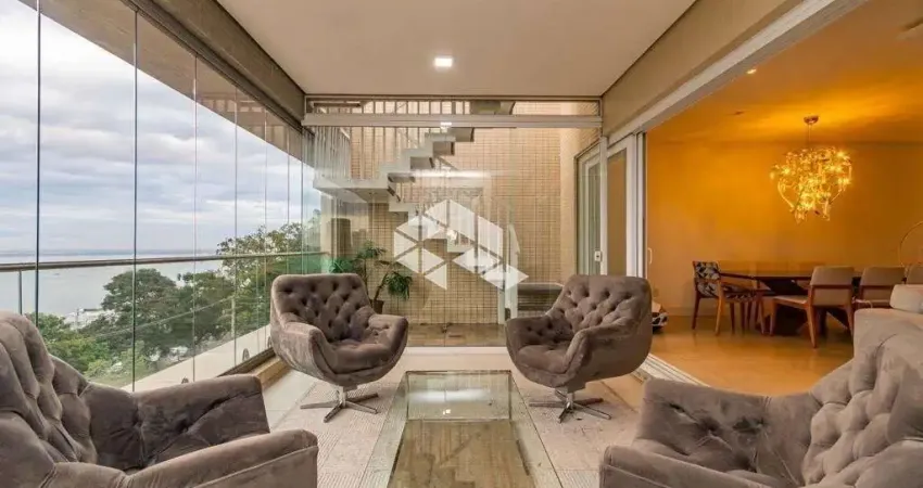 Cobertura de 320m², 3 suítes, 4 vagas, churrasqueira, dependência de empregada, piscina privativa, lareira.