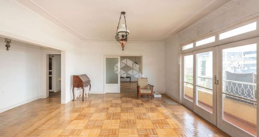 Apartamento de 171m2, living em 2 ambientes,  sacada, 3 dormitórios, sendo 2 suítes
